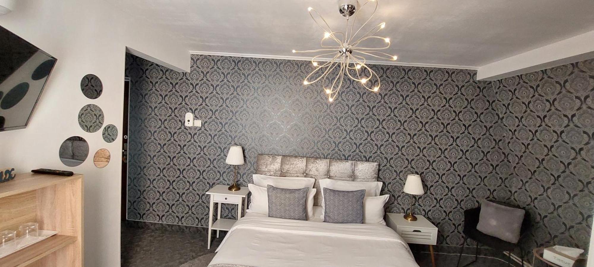 Отель Harmony House Тыргу-Жиу Экстерьер фото