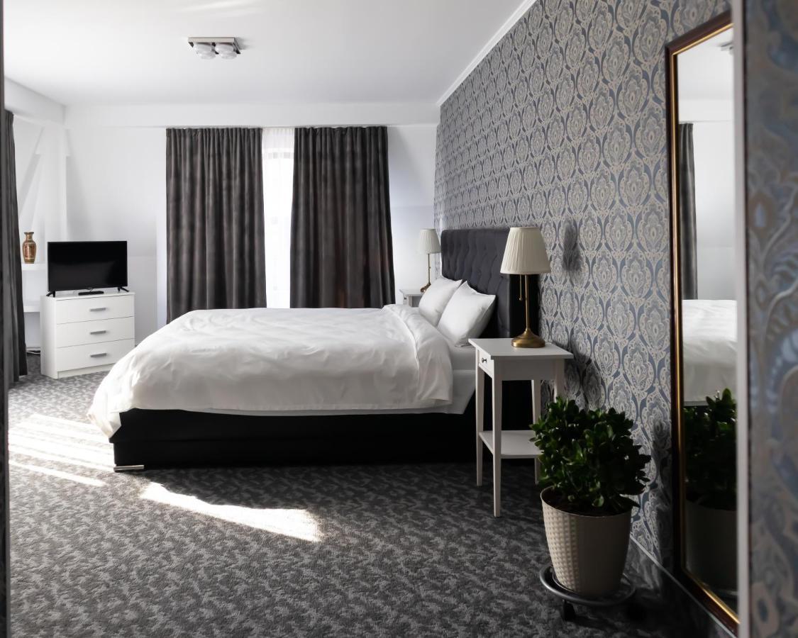 Отель Harmony House Тыргу-Жиу Экстерьер фото